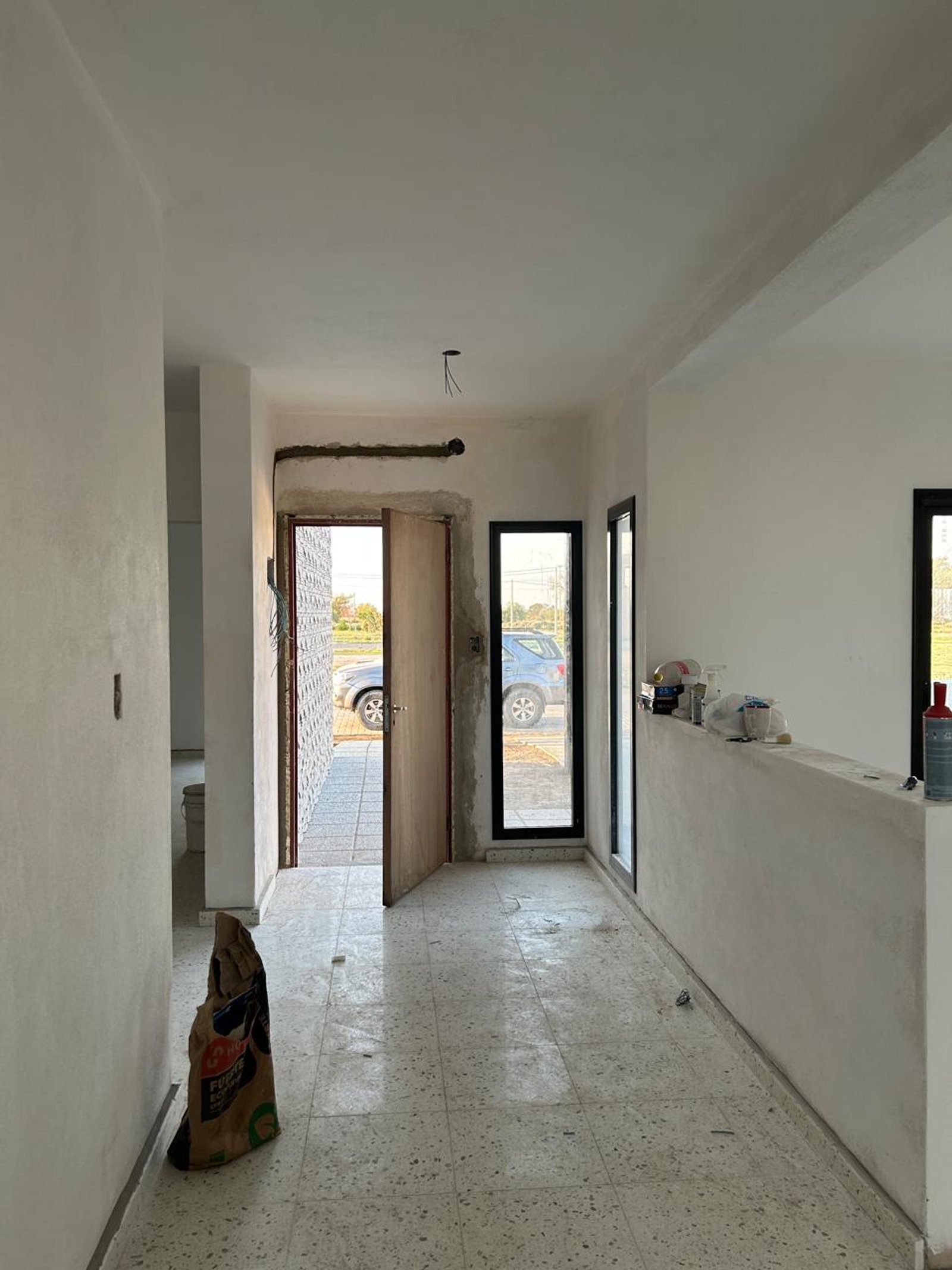 pasillo en construcción con materiales a la vista — proyecto PROYECTO MJC, por Todo con A, en X5125 Monte Cristo